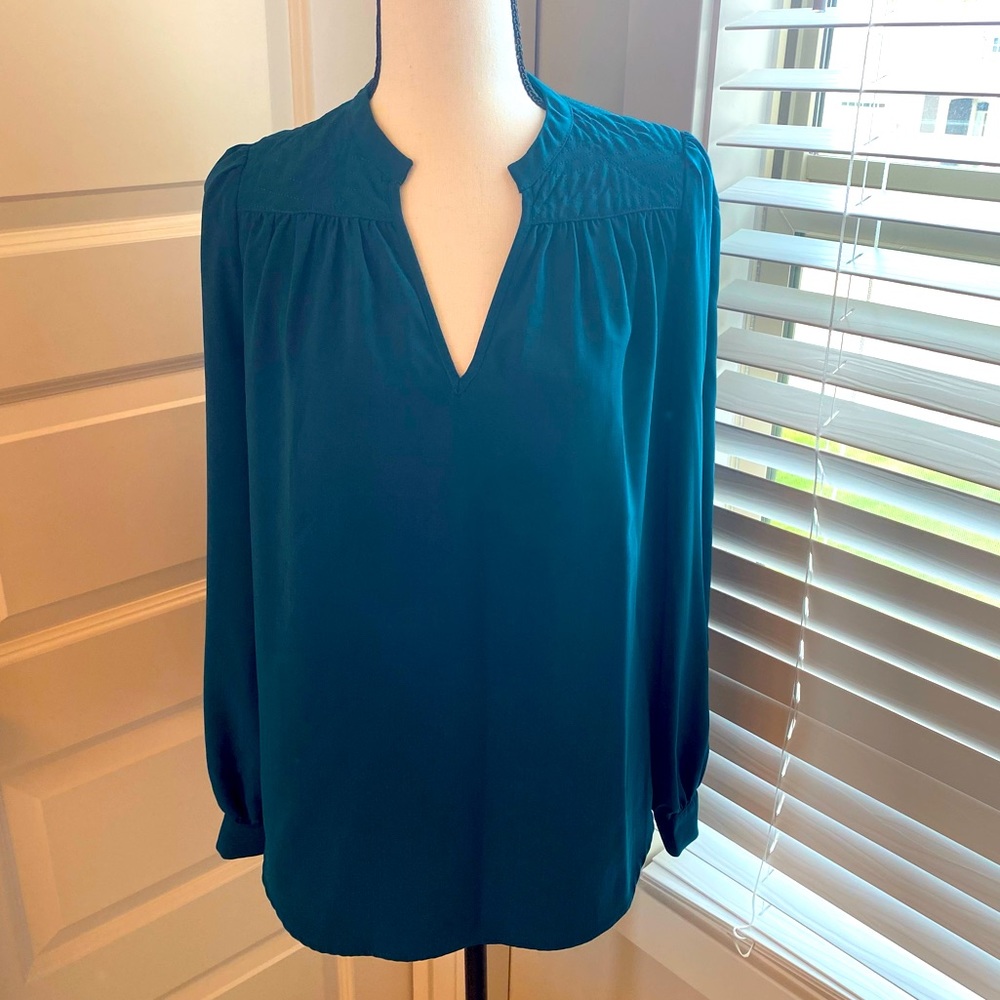 Rhyme|| Green v-neck long sleeve blouse with quilted shoulder design